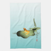 ハスの上の黄色いカエル キッチンタオル (縦)