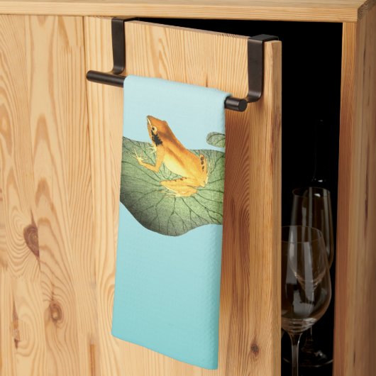 ハスの上の黄色いカエル キッチンタオル (三つ折り)