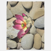 ハスの花の蝶 フリースブランケット (正面)