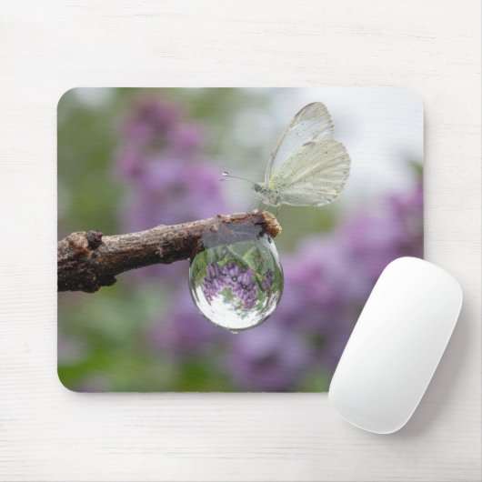 ハスの葉の上の雨滴に写るライラックの花と蝶 マウスパッド (マウス)