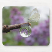 ハスの葉の上の雨滴に写るライラックの花と蝶 マウスパッド (正面)