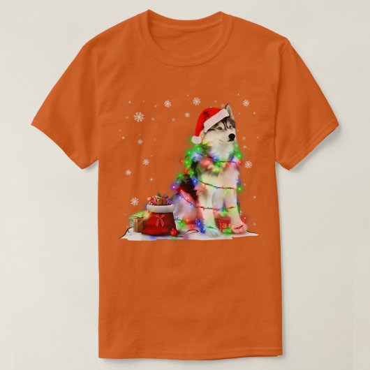 ハスキーおもしろいドッグツリークリスマスライトクリスマスパジャマ Tシャツ (デザイン正面)