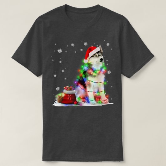 ハスキーおもしろいドッグツリークリスマスライトクリスマスパジャマ Tシャツ (デザイン正面)