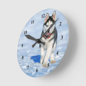 ハスキーな子犬の雪の写真 ラウンド壁時計 (傾斜)