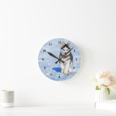 ハスキーな子犬の雪の写真 ラウンド壁時計 (ホーム)