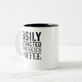 ハスキーやコーヒーに気を取られる ツートーンマグカップ (正面左)