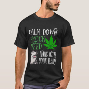 ハスキーを活つる動して雑草を落ち着ける Tシャツ