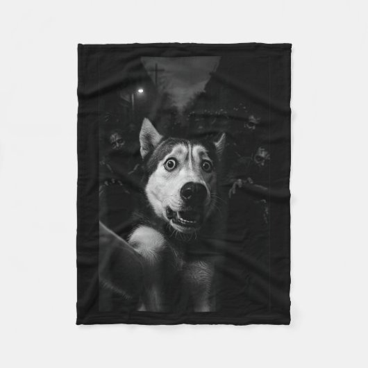 ハスキー犬のゾンビ・セルフィー・ハロウィン フリースブランケット (正面)