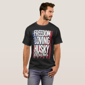 ハスキー犬の自由を愛するハスキーのお母さん Tシャツ (正面フル)