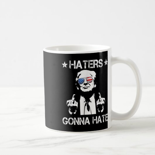 ハターズは中指トランプおもしろい2024を憎むつもりP コーヒーマグカップ (右)