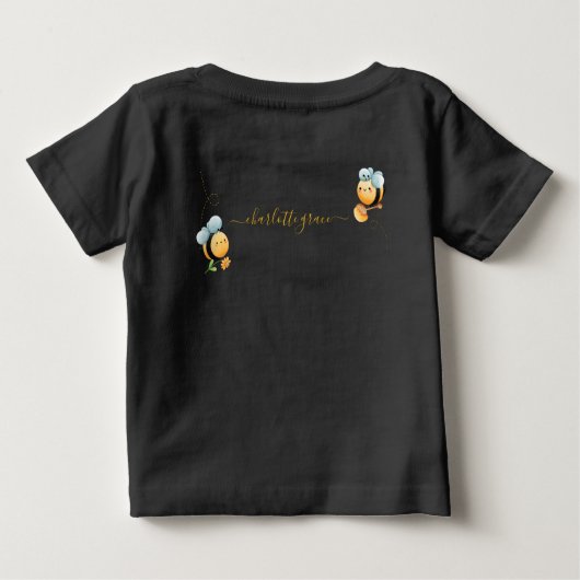 ハチの誕生日おめでとう！1歳の誕生日 ベビーTシャツ (裏面)