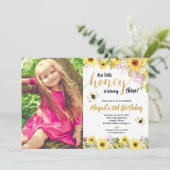 ハチの誕生日の黄色いピンクのフローラのヒマワリ写真 招待状 (スタンド正面)