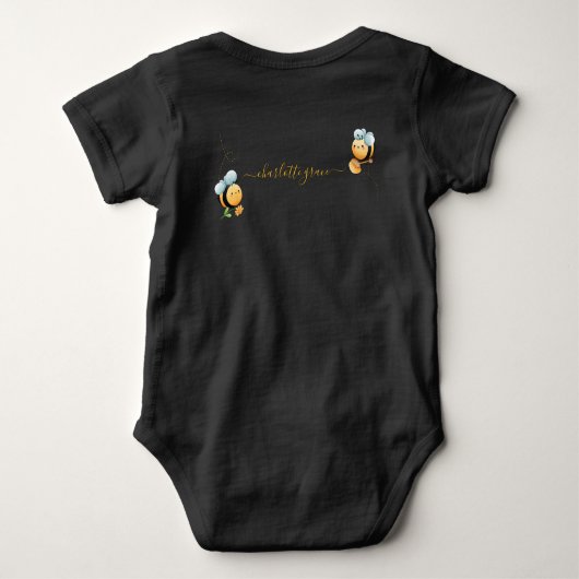 ハチの赤ちゃんお誕生日おめでとう！最初のハチの誕生日 ベビーボディスーツ (裏面)