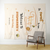 ハチの2歳の誕生日おめでとう!かわいいハチの巣の背景 タペストリー (インサイチュ(横))