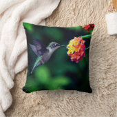 ハチドリが蜜を飲む緑の背景 クッション (ブランケット)