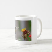 ハチドリのクラシックで白いマグ コーヒーマグカップ (正面右)