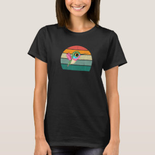ハチドリの速い羽が長いビークのハミングを羽ばたかせている Tシャツ