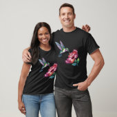ハチドリは花瓶から蜜を吸い取っていた Tシャツ (ユニセックス)