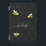 ハチバチ夏おもしろい文字 iPad MINIカバー<br><div class="desc">幸せ飾な、笑顔の黄色い、黒いがくつろいだハチを持って濃い黒の背景。名前とモノグラム、イニシャル背景にパターンとしての灰色のモノグラム。名前は白書い文体で、スモダンワッシュを使った手書き。スワッ保シュでは、名前の前と後ろにある宇宙や絵文字の名前を削除するだけで、サンプル名を削除できます。</div>