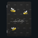 ハチバチ夏おもしろい文字  iPad PROカバー<br><div class="desc">幸せ飾な、笑顔の黄色い、黒いがくつろいだハチを持って濃い黒の背景。名前とモノグラム、イニシャル背景にパターンとしての灰色のモノグラム。名前は白書い文体で、スモダンワッシュを使った手書き。スワッ保シュでは、名前の前と後ろにある宇宙や絵文字の名前を削除するだけで、サンプル名を削除できます。</div>