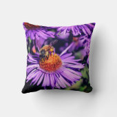 ハチミツバチが紫色のアスターの花に クッション (裏面)