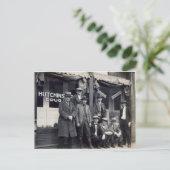 ハチングス・デイビス薬店前の男性 ポストカード (スタンド正面)