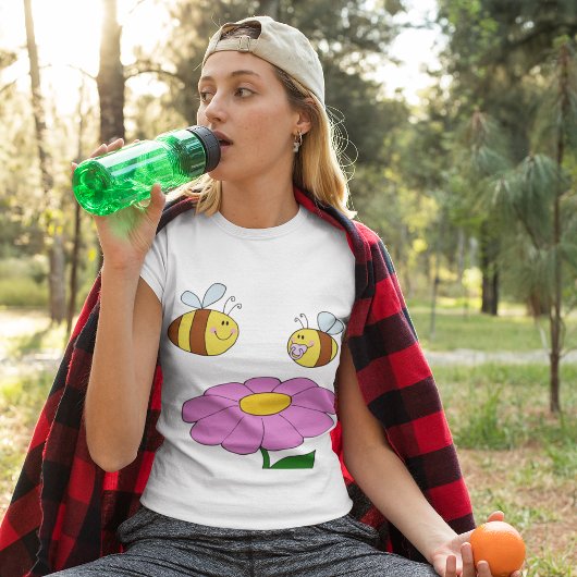 ハチ二匹と花が咲くTシャツ Tシャツ