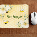 ハチ幸せででこぼこ蜂イエローハニカム夏 マウスパッド<br><div class="desc">ハニカムパターンを持つ黄色、白い背景。軽い黄色飾、クリーム色の熱帯花模様の花、ハイビスカスと幸せなバンブルビーと。文字: Bee Happy in green hand letteredスタイルスクリプト。夏のホームワーク宇宙に最適！</div>