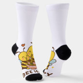 ハチ幸せステッカー – キュートなハチがラーメンをシェア» ソックス (傾斜あり)