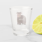 ハッおもしろいピー食べヤクの草の漫画イラストレーション ショットグラス (裏面)