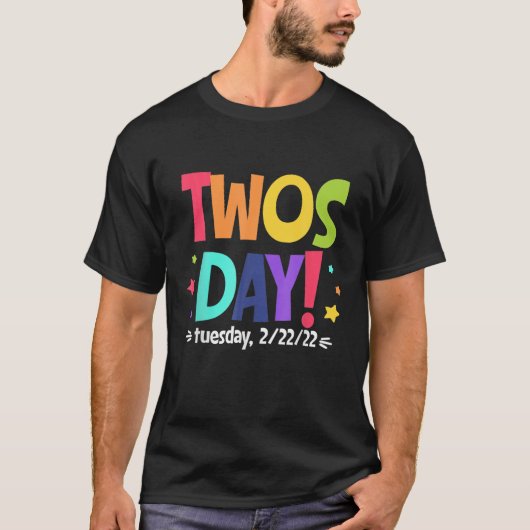 ハッおもしろいプ2/22/22 2月22日2022茶 Tシャツ (正面)