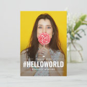 ハッシュタグおもしろい編集可能カラー卒業招待状 招待状 (スタンド正面)