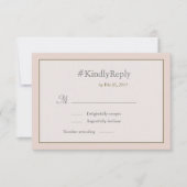 ハッシュタグパーソナライズされた赤面ピーチ金ゴールド結婚式RSVP 招待状 (正面)