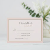 ハッシュタグパーソナライズされた赤面ピーチ金ゴールド結婚式RSVP 招待状 (スタンド正面)