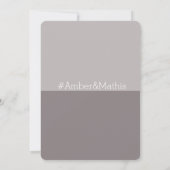 ハッシュタグモダンシック薄紫グレイ結婚トープ 招待状 (裏面)