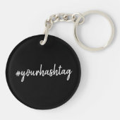 ハッシュタグ |カスタムブラックスクリプモダント キーホルダー (裏面)