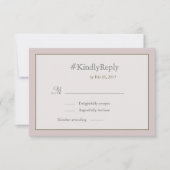 ハッシュタグ パーソナライズド ブッシュ ピンク ゴールド ウェディング RSVP 招待状 (正面)