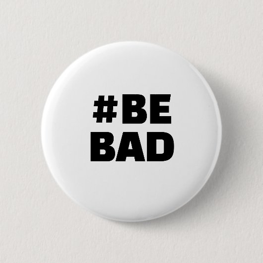 ハッシュタグ BE BAD テキスト 黒 白 缶バッジ (正面)