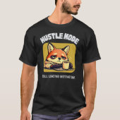 ハッスラーモードの狐 - 共感を呼ぶオフィスユーモアデザイン Tシャツ (正面)