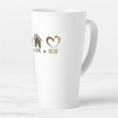 ハッスル、ホーム、ハート:やる気を起こさせる心地よいデザイン カフェラテマグ (右アングル)