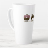 ハッスル、ホーム、ハート:やる気を起こさせる心地よいデザイン カフェラテマグ (左アングル)