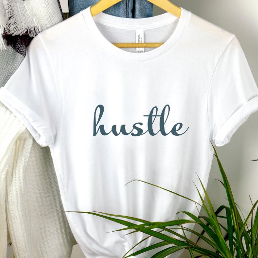 ハッスル – 焦点を合わせたままに動かない Tシャツ