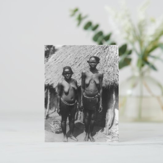 ハットの前に立つヌビア人女性 ポストカード (スタンド正面)