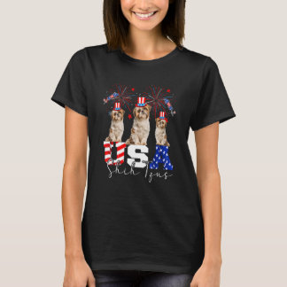 ハットアメリカン旗を着た3アメリカシーズー(犬)ツスドッグ Tシャツ