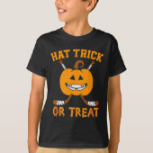 ハットトリックまたは治療おもしろいアイスホッケーハロウィーンコスム Tシャツ (正面)