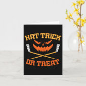 ハットトリックまたは治療アイスホッケーハロウィーンボーイメンズPl カード (黄色い花)