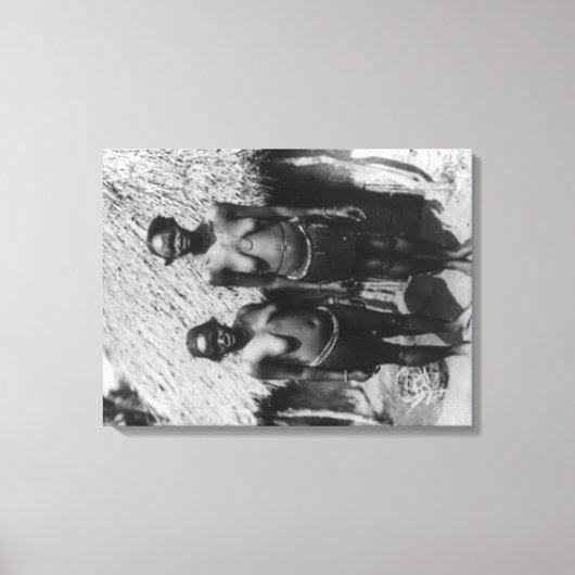 ハット写真の前に立つヌビア人女性 キャンバスプリント (正面)