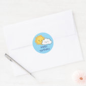 ハッピーかわいい太陽と雲の誕生日 ラウンドシール (封筒)