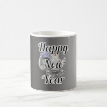 ハッピーなパーティーで新年を迎えるマグカップ