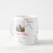 ハッピーな気分のお休み中のカップルの名前と日付の結婚式を赤で コーヒーマグカップ (正面左)